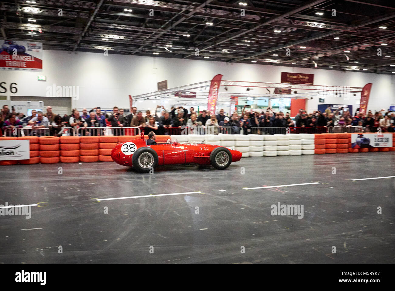 Nigel Mansell au volant d'une Ferrari Dino 246 1960 F1 . Montrant au centre Excel de Londres l'Classic Car Show 2018. Londres, Angleterre, Grande-Bretagne, Royaume-Uni Banque D'Images