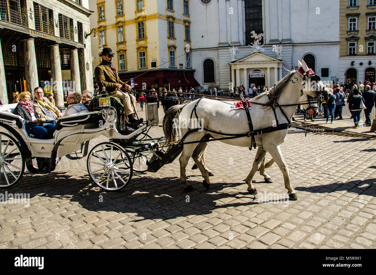 Pour de nombreux touristes, la balade en calèche à deux est l'un des points forts. Il n'y a pas de façon plus confortable pour explorer les attractions de Vienne. Banque D'Images