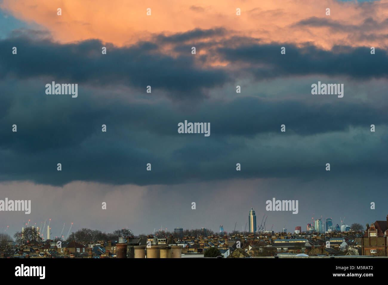 Un horizon de Londres avec de gros nuages de pluie et averses sur le centre de Londres Banque D'Images