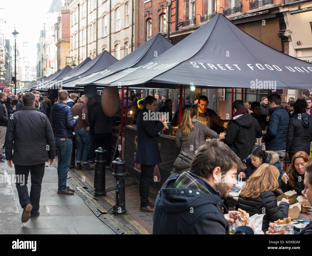 Les vendeurs de rue vendant de la nourriture pour le personnel du bureau local et de shopping à Soho Banque D'Images