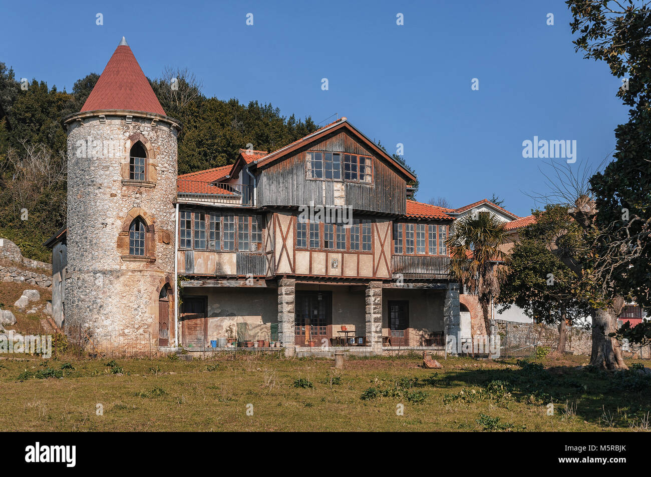 Palais antiques maisons du village de Solares, architecture traditionnelle de Cantabrie, Espagne. Banque D'Images