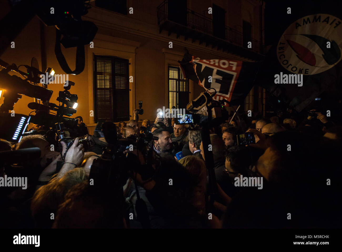 Palerme, Italie. Feb 24, 2018. Forza Nuova leader national Roberto Fiore fait des déclarations aux journalistes présents à Palerme. Crédit : Antonio Melita/Pacific Press/Alamy Live News Banque D'Images