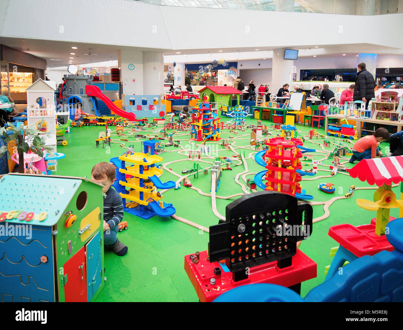 Les enfants jouent dans la zone de jeu au centre commercial. La zone de jeu dans un centre commercial moderne, zone pour les enfants. Copy space Banque D'Images