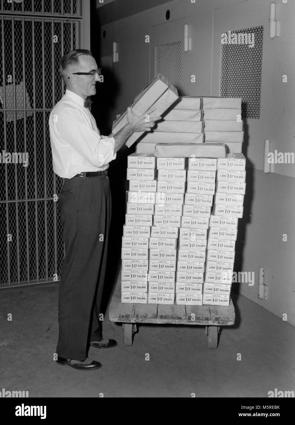 Des piles de l'argent à la Réserve fédérale de Chicago, ca. 1950. Banque D'Images