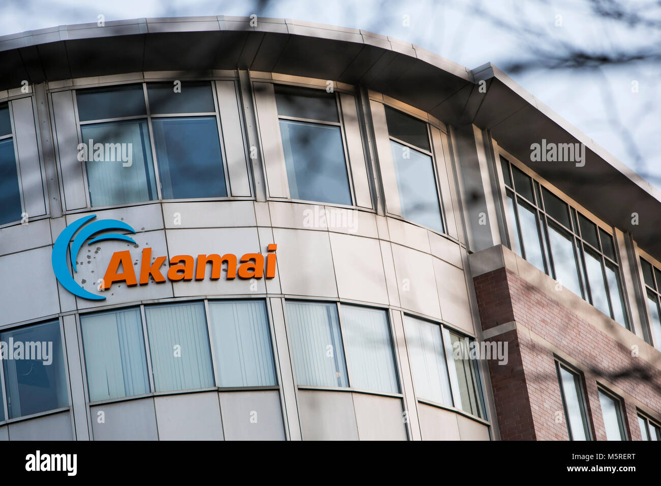 Un logo affiche à l'extérieur du siège de l'Akamai Technologies, Inc., à Cambridge (Massachusetts) le 21 février 2018. Banque D'Images