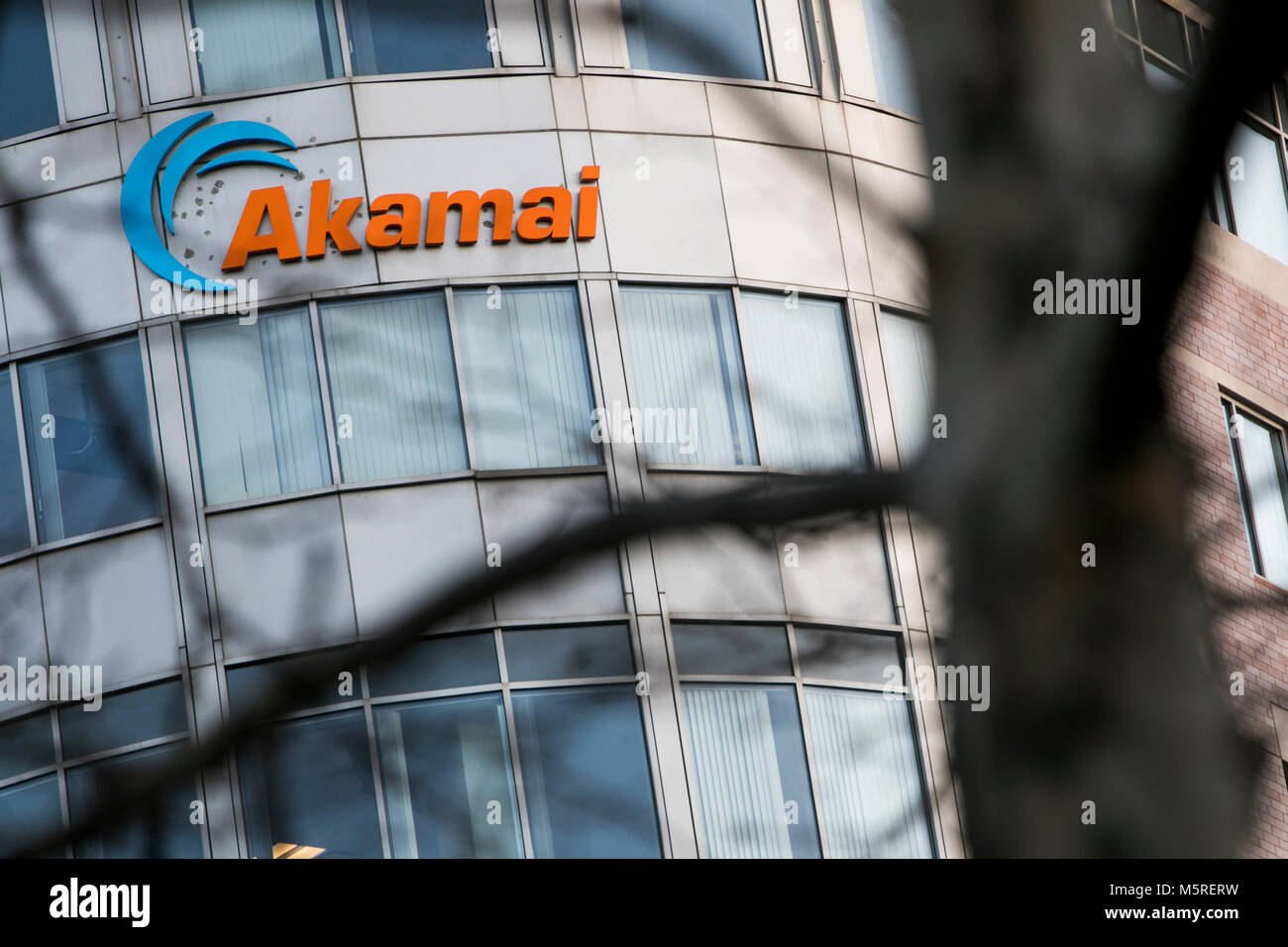 Un logo affiche à l'extérieur du siège de l'Akamai Technologies, Inc., à Cambridge (Massachusetts) le 21 février 2018. Banque D'Images