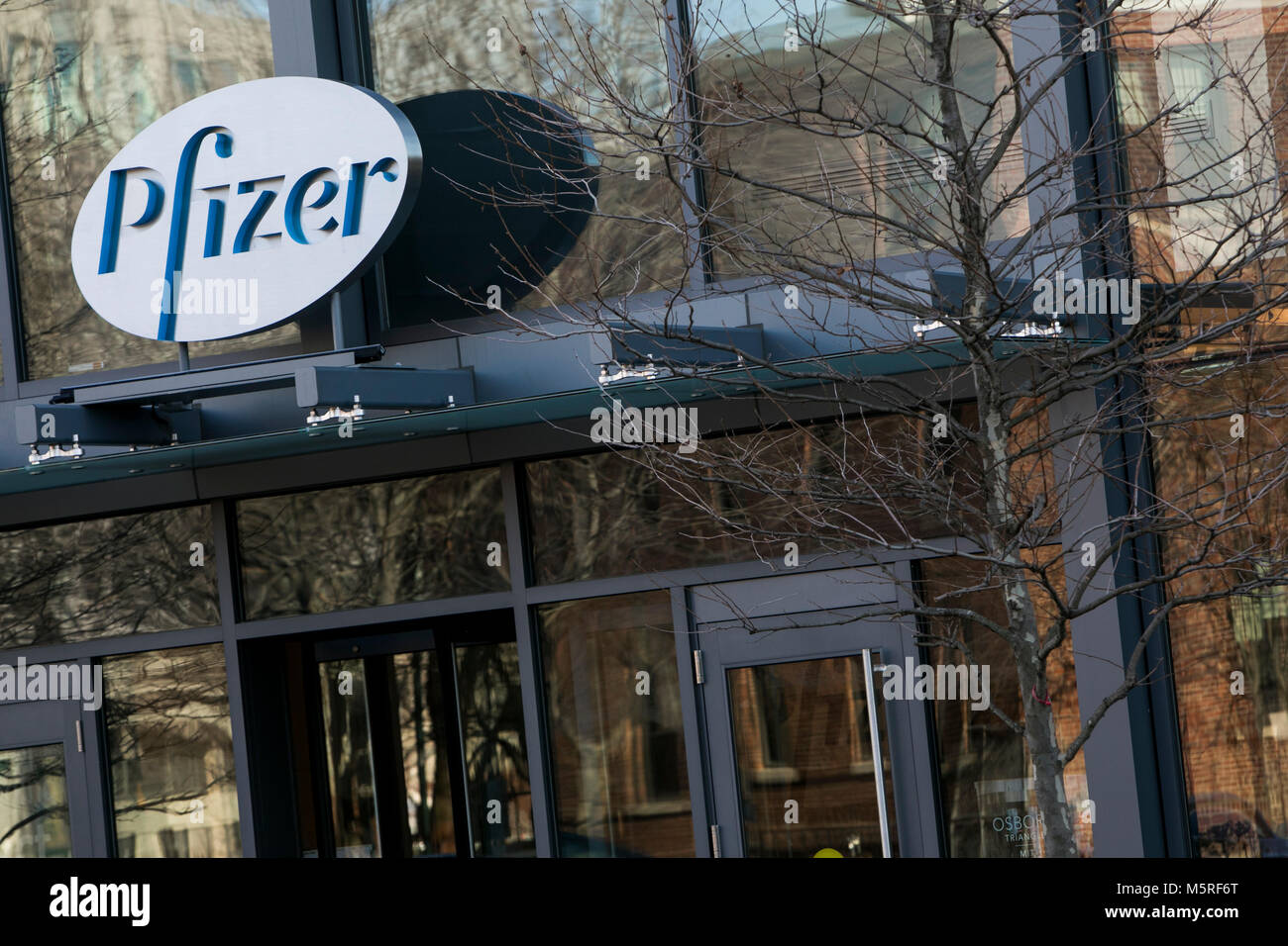 Un logo affiche à l'extérieur d'un établissement occupé par Pfizer, Inc., à Cambridge (Massachusetts) le 21 février 2018. Banque D'Images