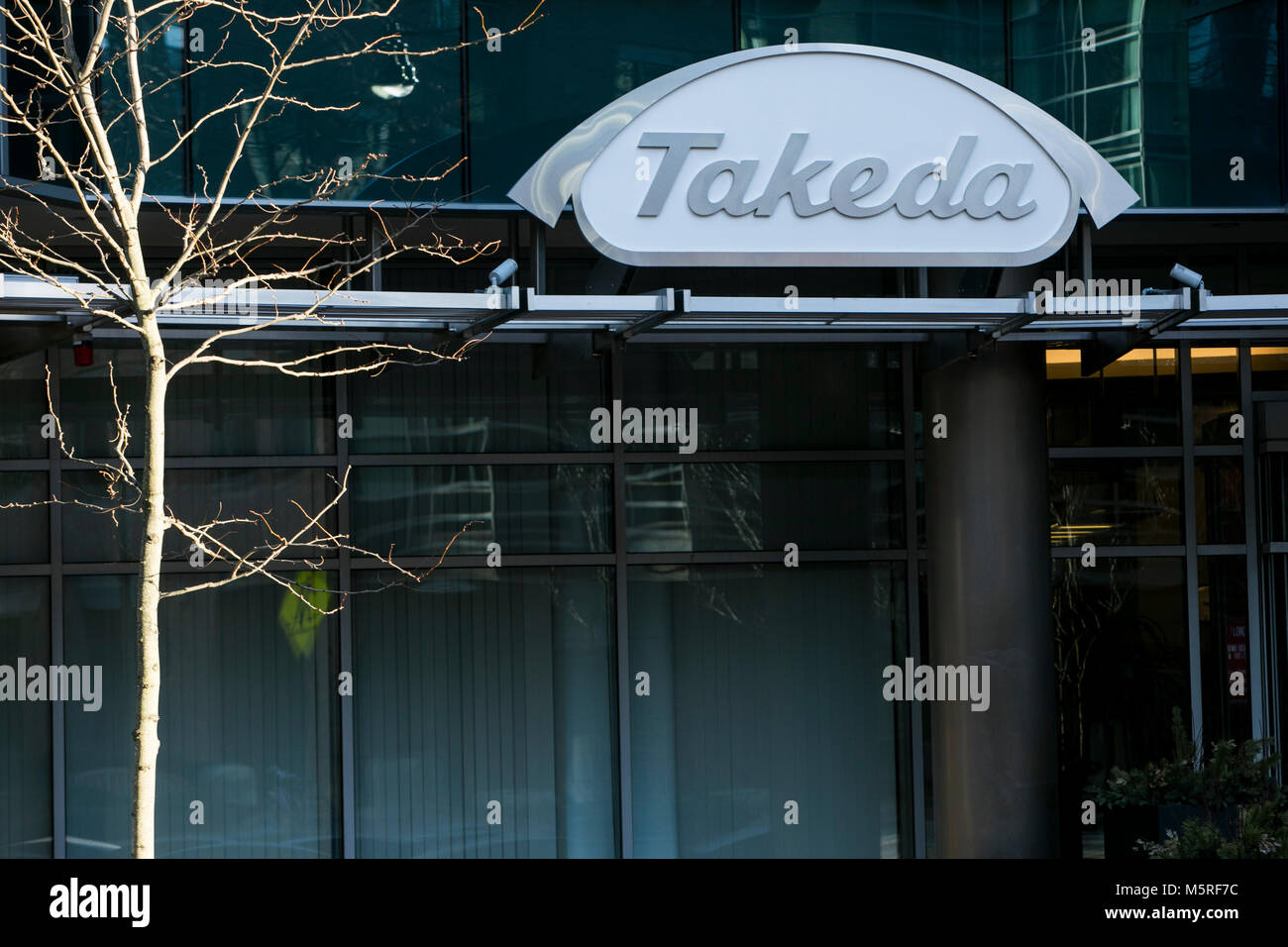 Un logo affiche à l'extérieur d'un établissement occupé par Takeda Pharmaceutical Company à Cambridge (Massachusetts) le 21 février 2018. Banque D'Images