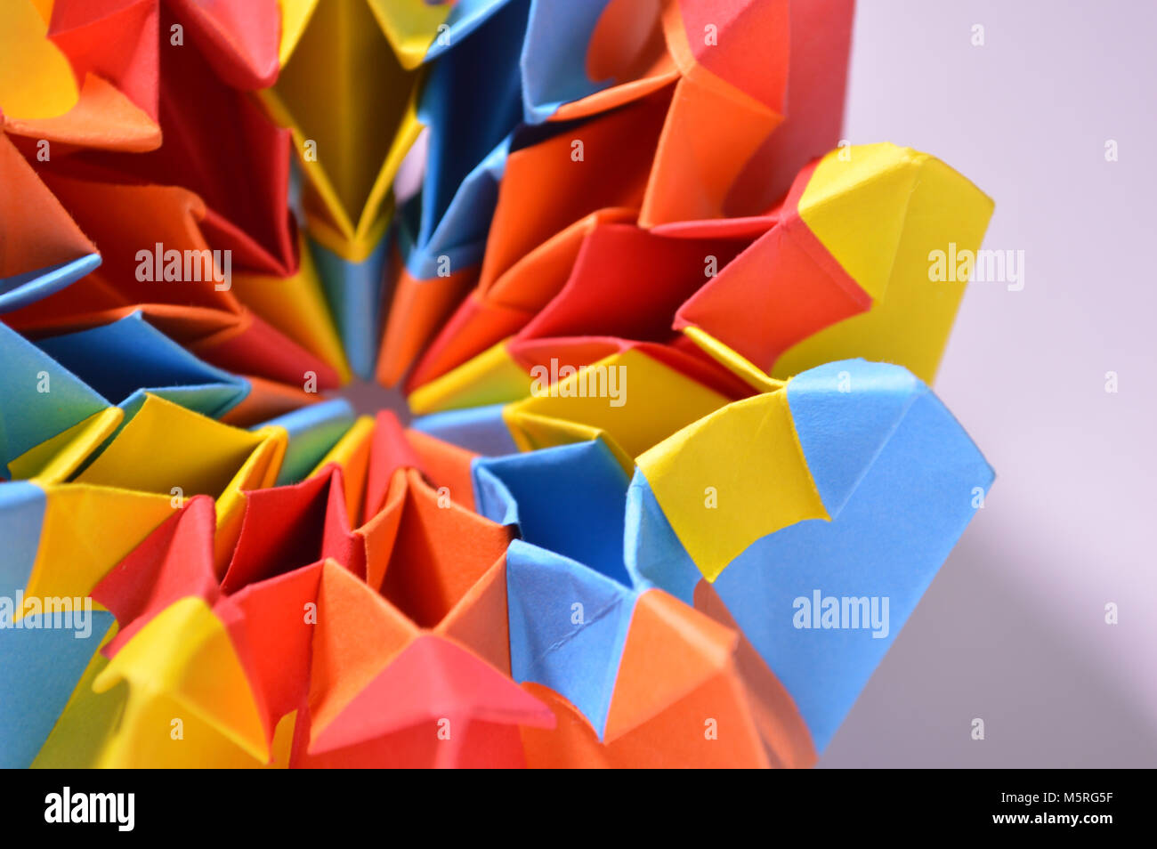 Papier plié origami star multicolore forme close up detail Banque D'Images