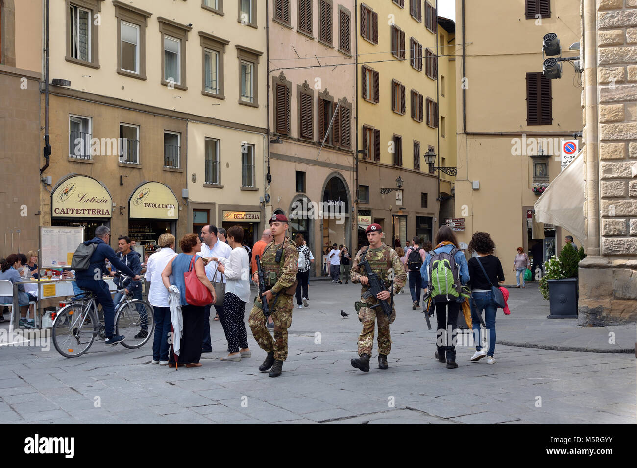 Les patrouilles militaires armés dans la vieille ville historique de Florence, près de Cathédrale de Santa Maria del Fiore - Italie. Banque D'Images