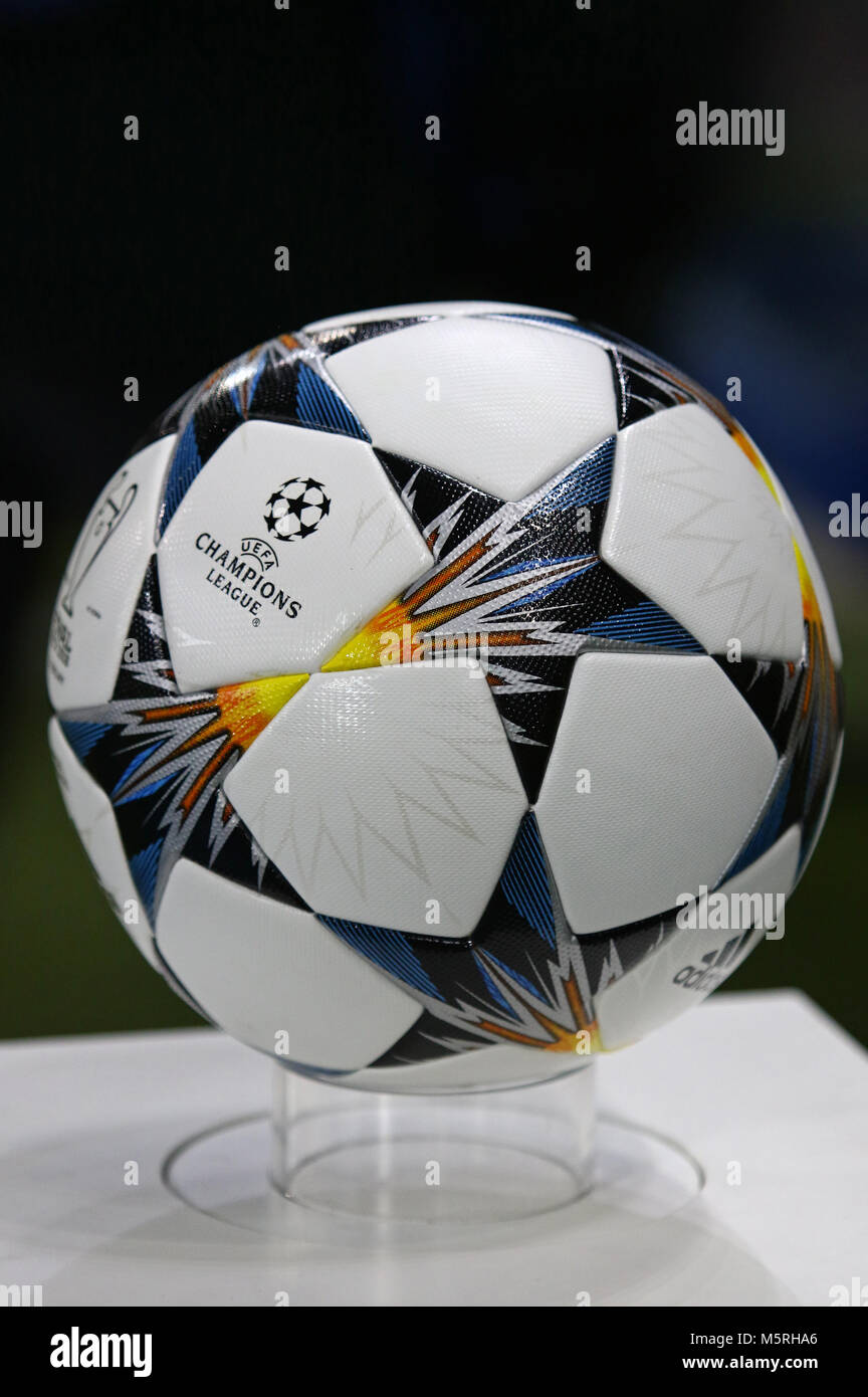 KHARKIV, UKRAINE - 21 février 2018 : ballon de match officiel de la saison 2017/18 Ligue des Champions de l'UEFA Champions League sur piédestal avant de tour de jeu 16 Banque D'Images