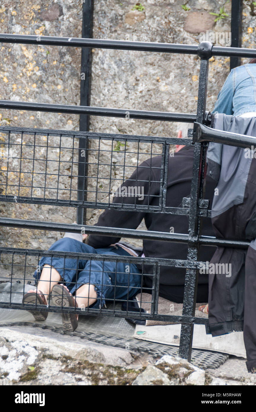 File d'attente des visiteurs d'embrasser la pierre de Blarney, Blarney Castle dans le sud de l'Irlande Banque D'Images