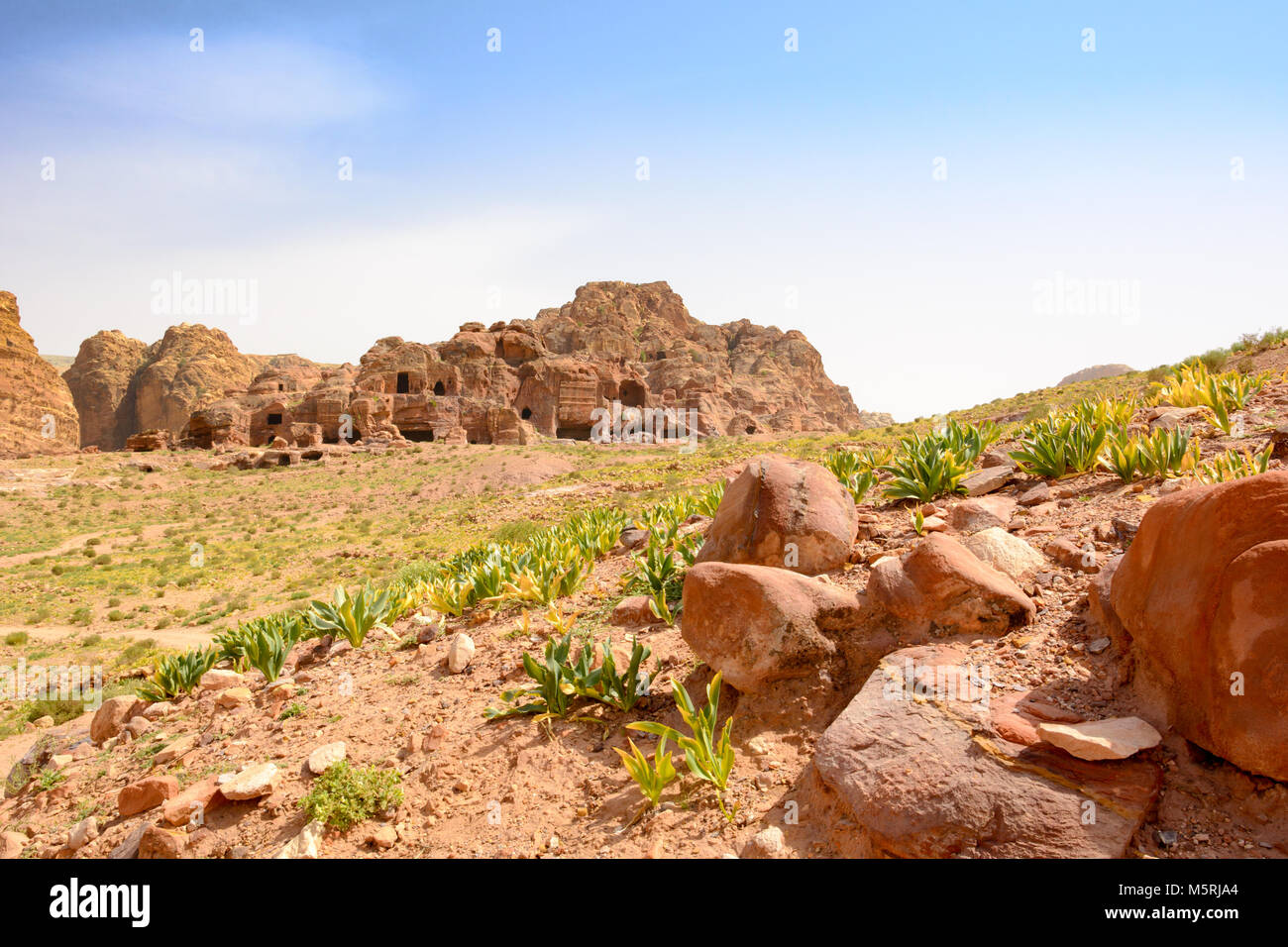 Des habitations troglodytiques dans la Ville Rose de Petra, en Jordanie. La ville de Petra a été perdue depuis plus de 1000 ans. Aujourd'hui l'une des sept merveilles de la Parole Banque D'Images