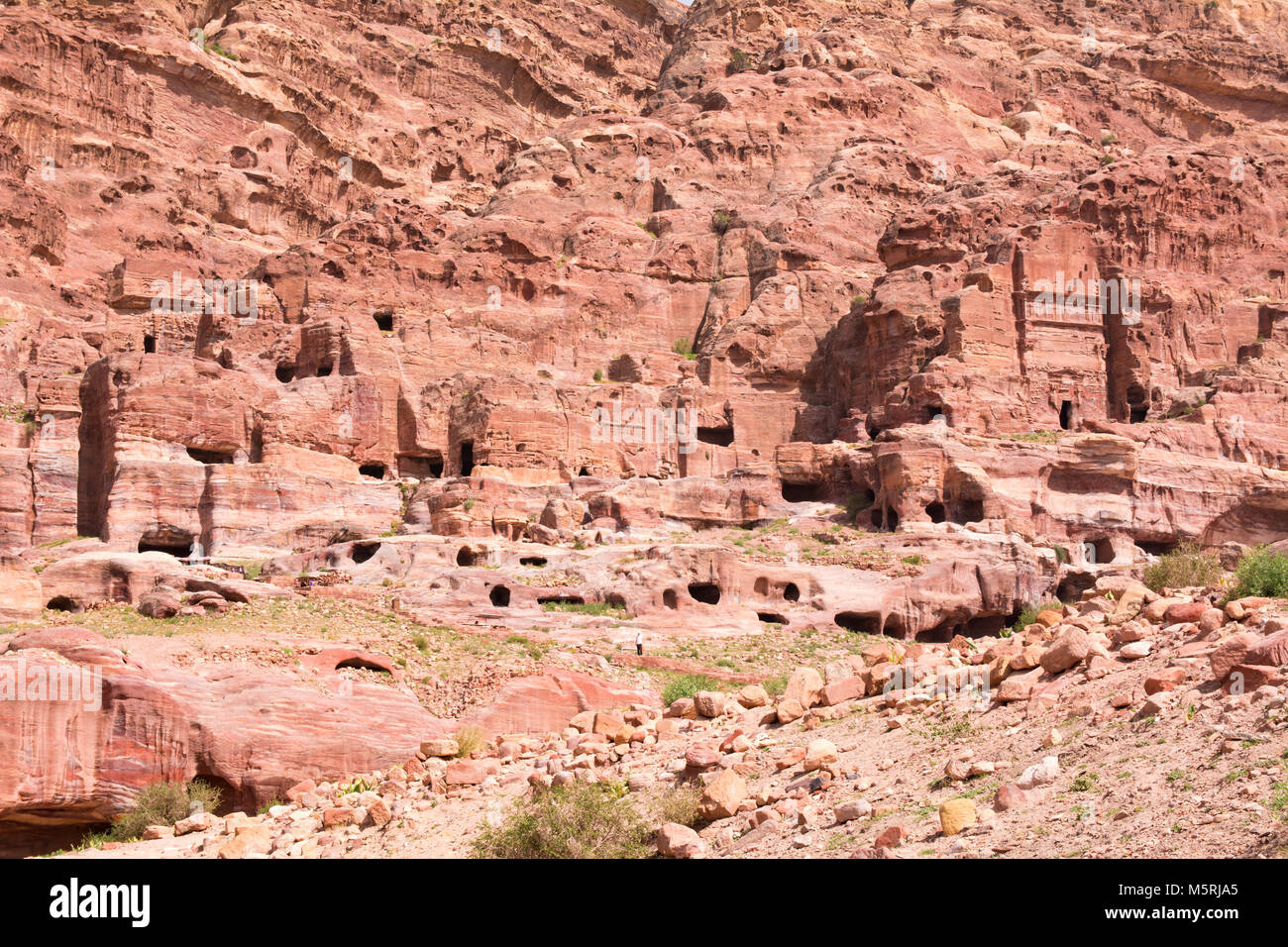 Des habitations troglodytiques dans la Ville Rose de Petra, en Jordanie. La ville de Petra a été perdue depuis plus de 1000 ans. Aujourd'hui l'une des sept merveilles de la Parole Banque D'Images
