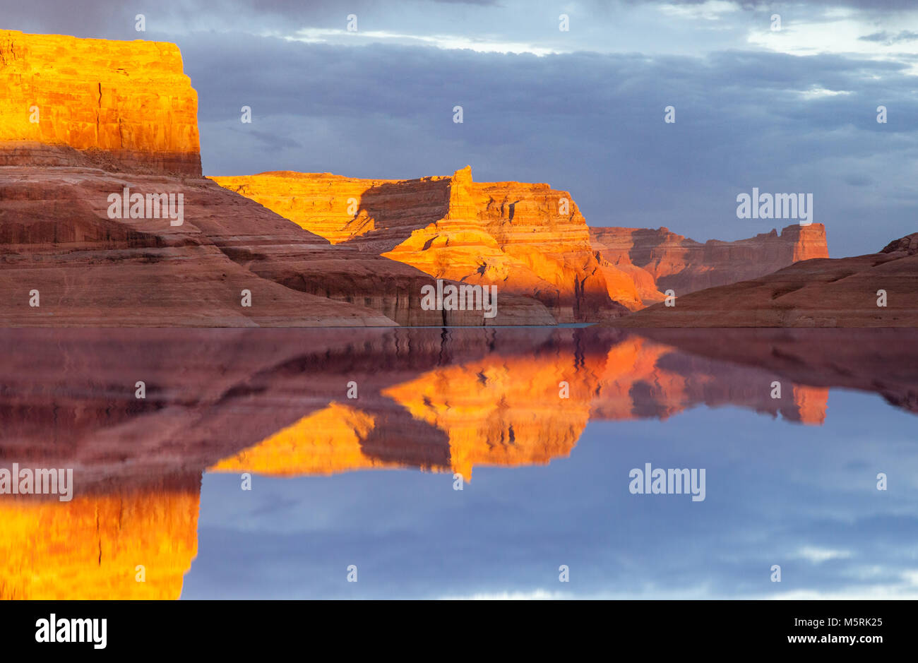 Réflexion sur l'eau du lac Powell à Glen Canton National Recreation Area, Utah Banque D'Images