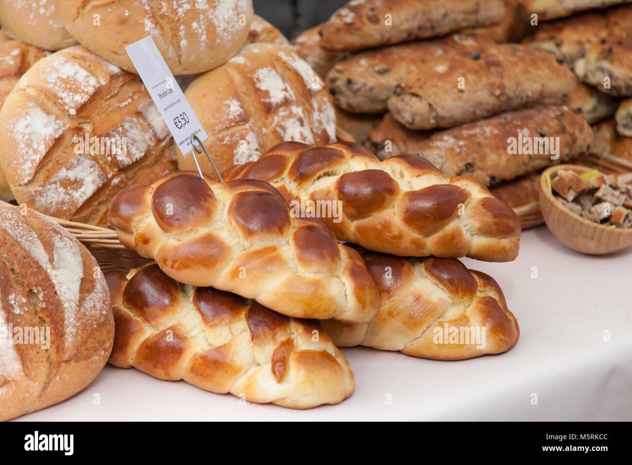 Faire cuire du pain frais en vente dans une boulangerie Banque D'Images