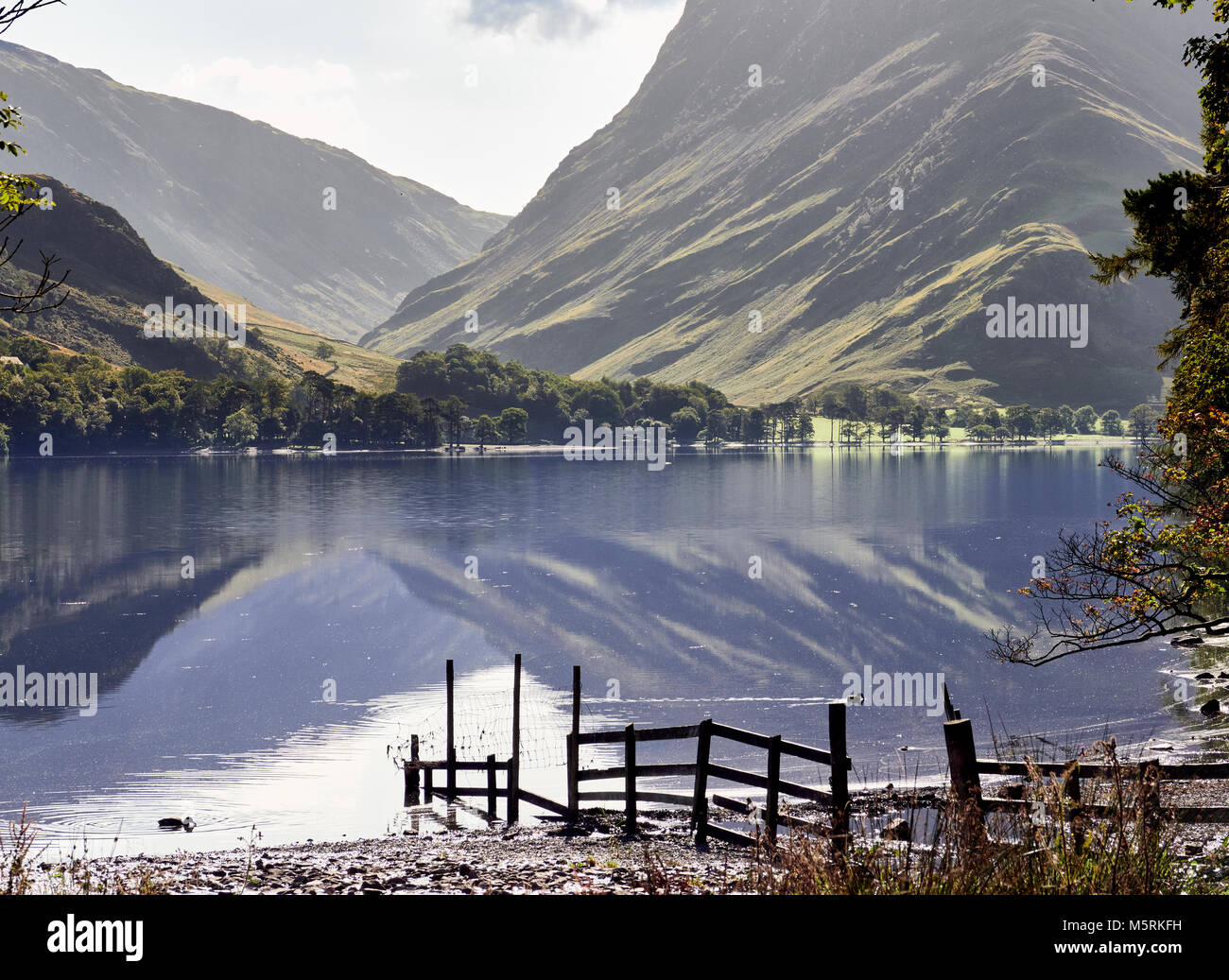 Vues d'Fleetwith Pike et Honister de la rive du lac Buttermere dans le Lake District sur une journée d'été, au Royaume-Uni. Banque D'Images