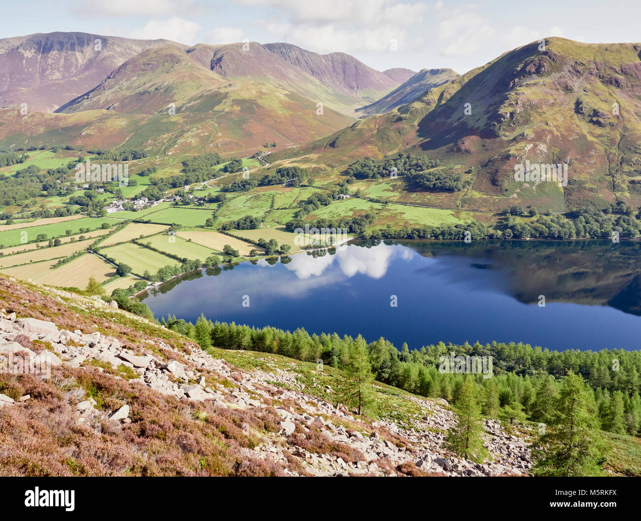 Vue sur le lac de la Lande, sur la route du sommet de Red Pike avec Robinson, Whiteless Pike et Grasmoor au loin. Le Lake District, UK. Banque D'Images