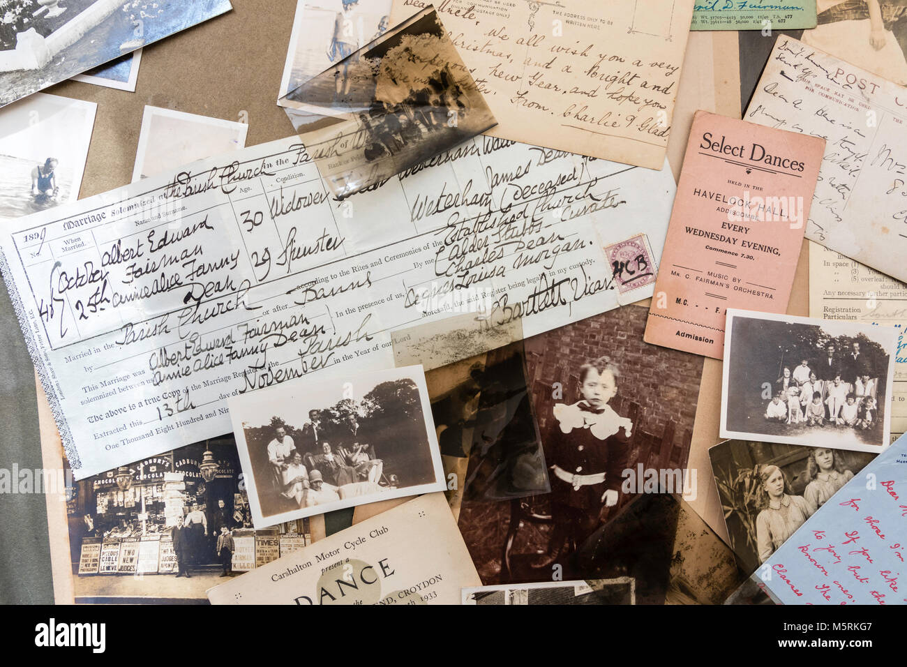 Généalogie et de souvenirs. 1900-1920 photographies, de négatifs, de cartes postales, certificat de naissance, la danse des billets, lettres éparpillées. Les éléments de l'histoire familiale. Banque D'Images