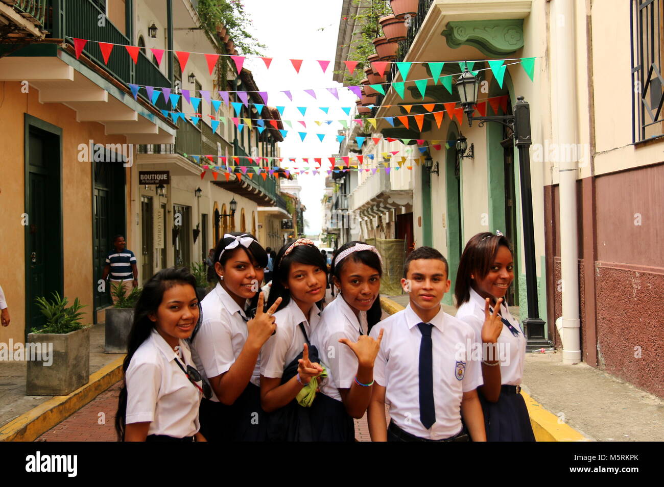 Les élèves adolescents panaméens en uniforme au cours d'un voyage scolaire dans la vieille ville de Panama ville (vieille ville) Banque D'Images