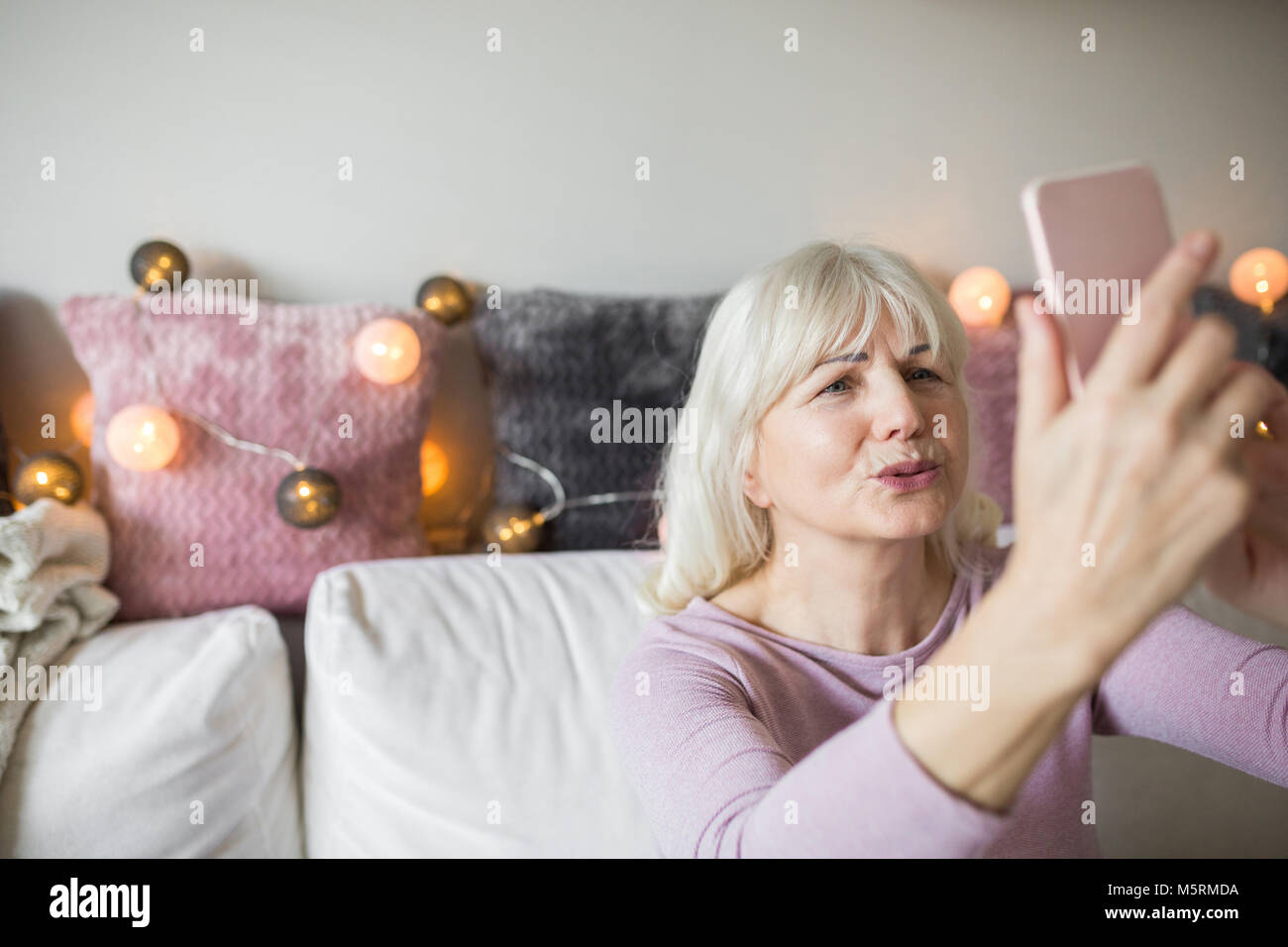 Portrait de senior lady prenant elle-même smartphone photo Banque D'Images