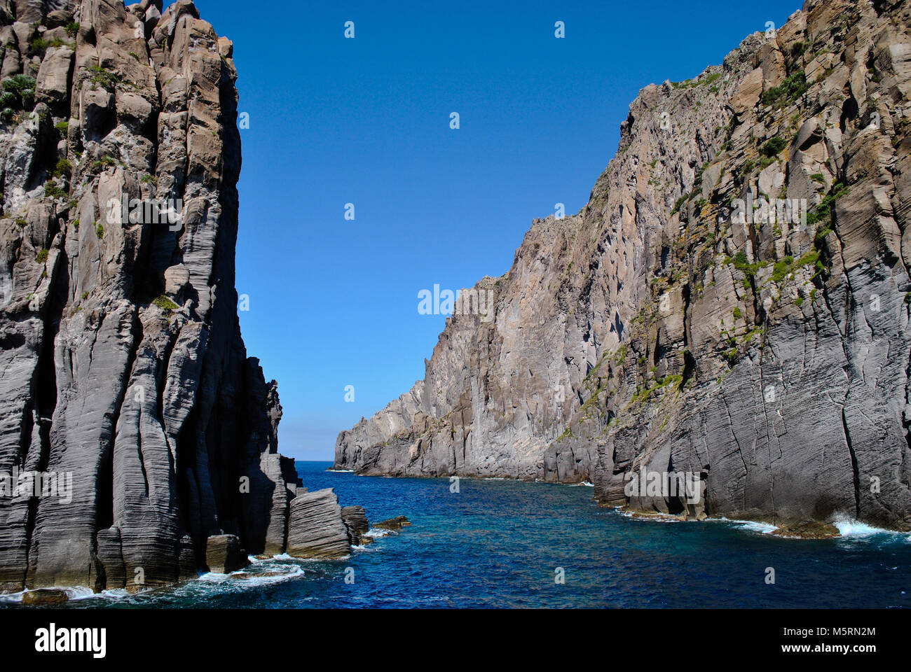 Le passage entre les rochers sur la mer Banque D'Images