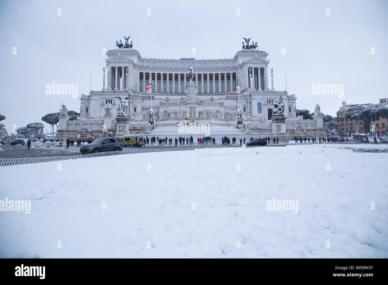 Rome, Italie. Feb 26, 2018. Vue sur la Piazza Venezia le Vittoriano dans la neige à Rome le 26 février 2018 Crédit : Matteo Nardone/Pacific Press/Alamy Live News Banque D'Images