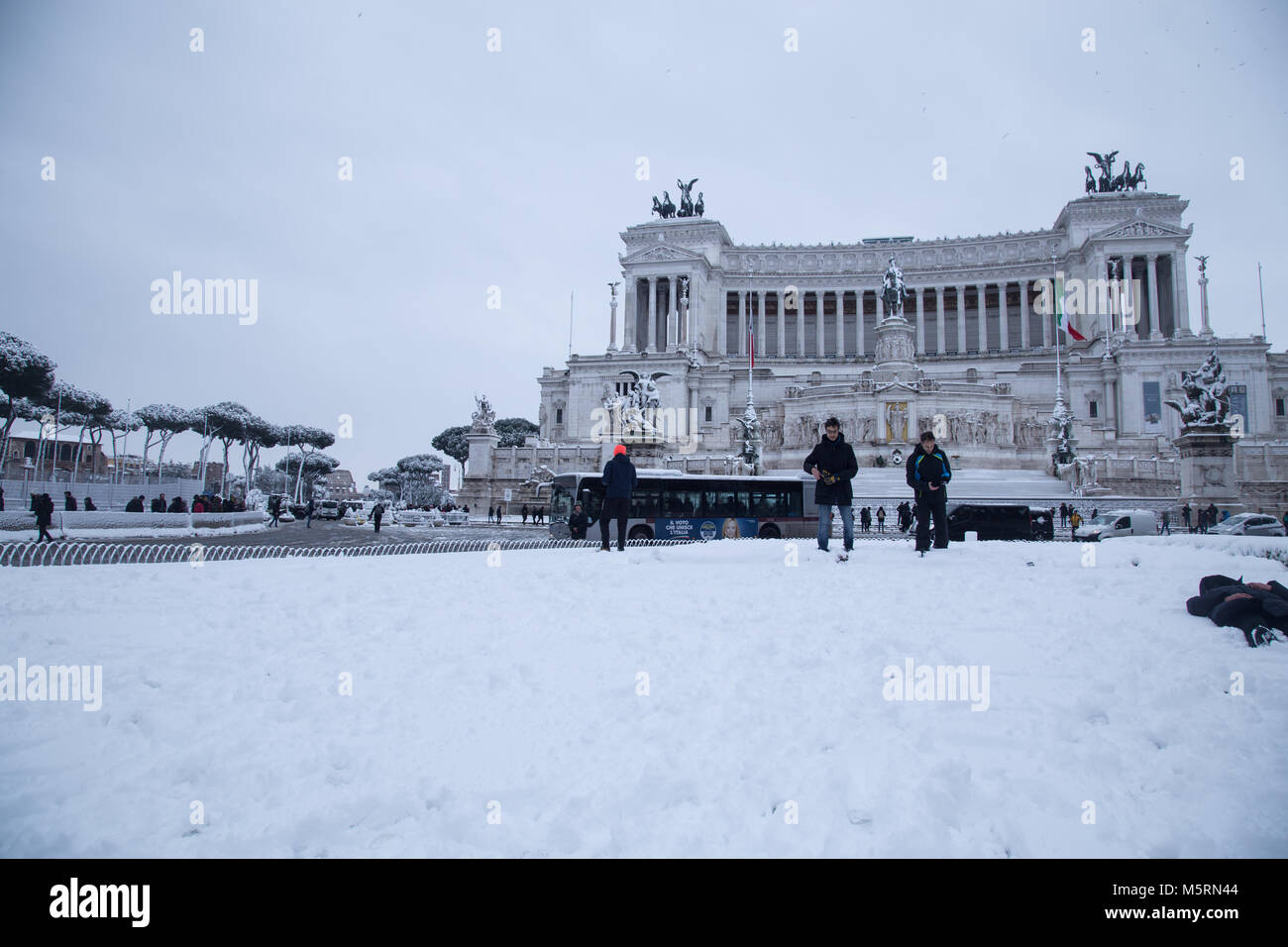 Rome, Italie. Feb 26, 2018. Vue sur la Piazza Venezia le Vittoriano dans la neige à Rome le 26 février 2018 Crédit : Matteo Nardone/Pacific Press/Alamy Live News Banque D'Images