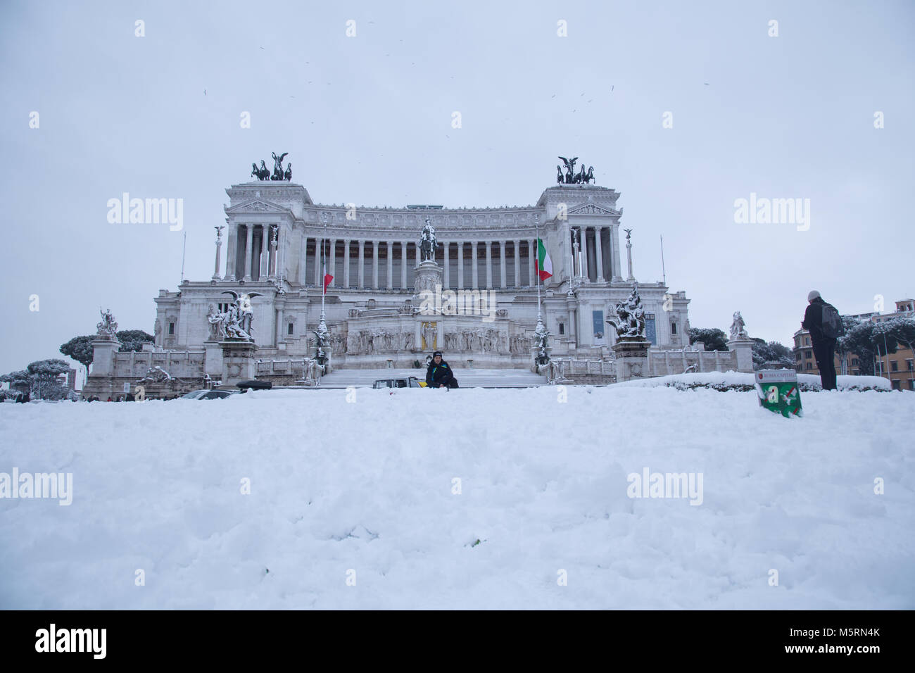 Rome, Italie. Feb 26, 2018. Vue sur la Piazza Venezia le Vittoriano dans la neige à Rome le 26 février 2018 Crédit : Matteo Nardone/Pacific Press/Alamy Live News Banque D'Images