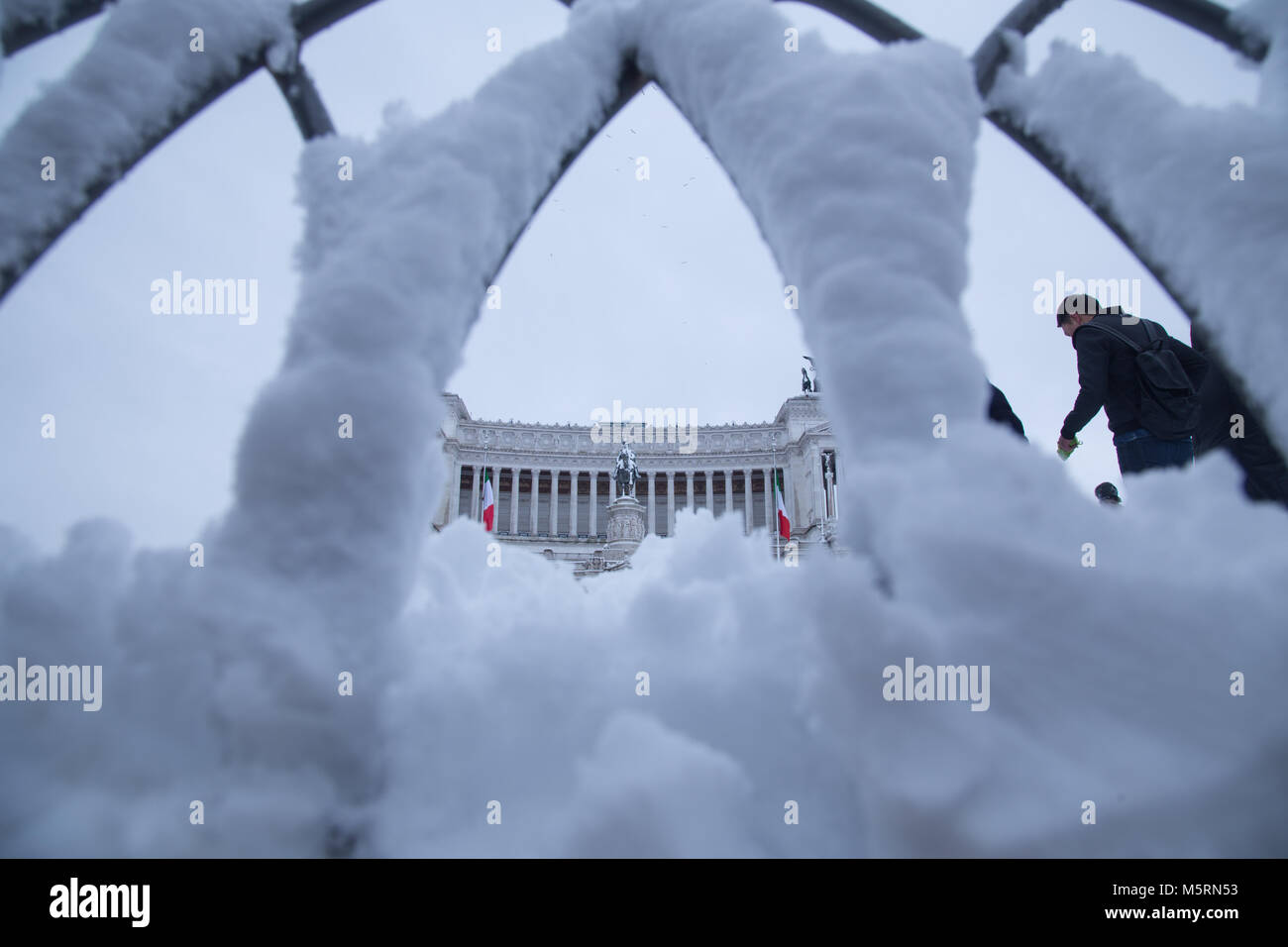 Rome, Italie. Feb 26, 2018. Vue sur la Piazza Venezia le Vittoriano dans la neige à Rome le 26 février 2018 Crédit : Matteo Nardone/Pacific Press/Alamy Live News Banque D'Images