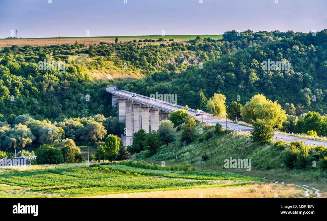 Pont sur l'Autoroute, Près de la rivière Dnister villages de Ustechko et Torske, Ternopil, Ukraine Banque D'Images