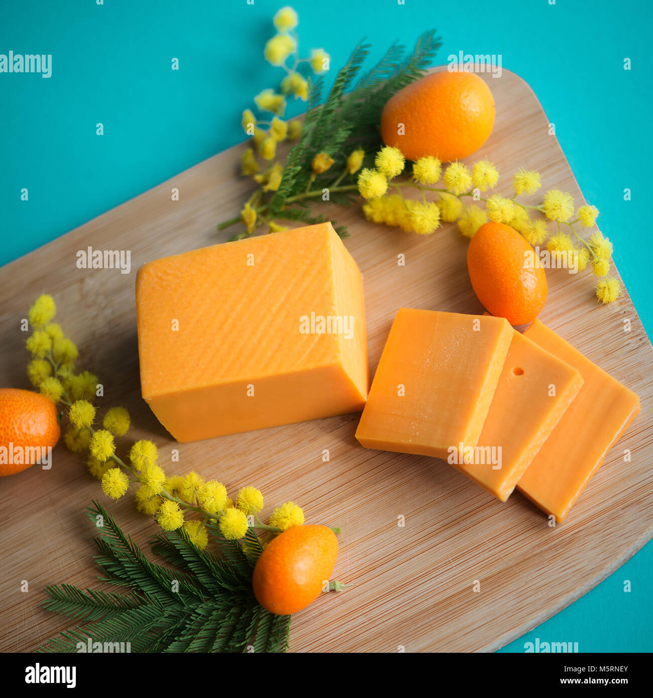 Bien mélanger le fromage sur la planche à découper en bois.vue d'en haut. Banque D'Images