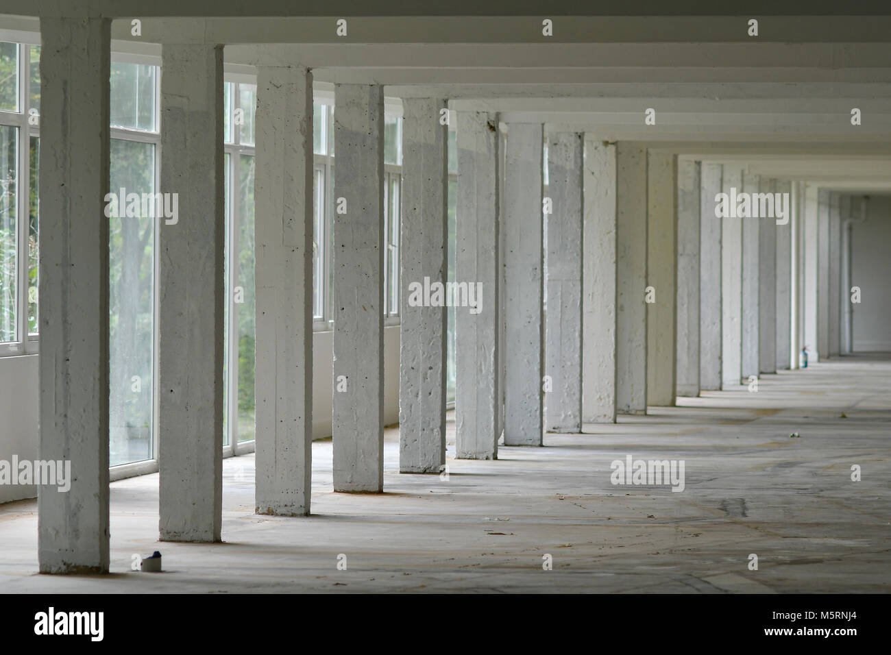 Bâtiment de l'intérieur blanc avec des fenêtres et des piliers Banque D'Images