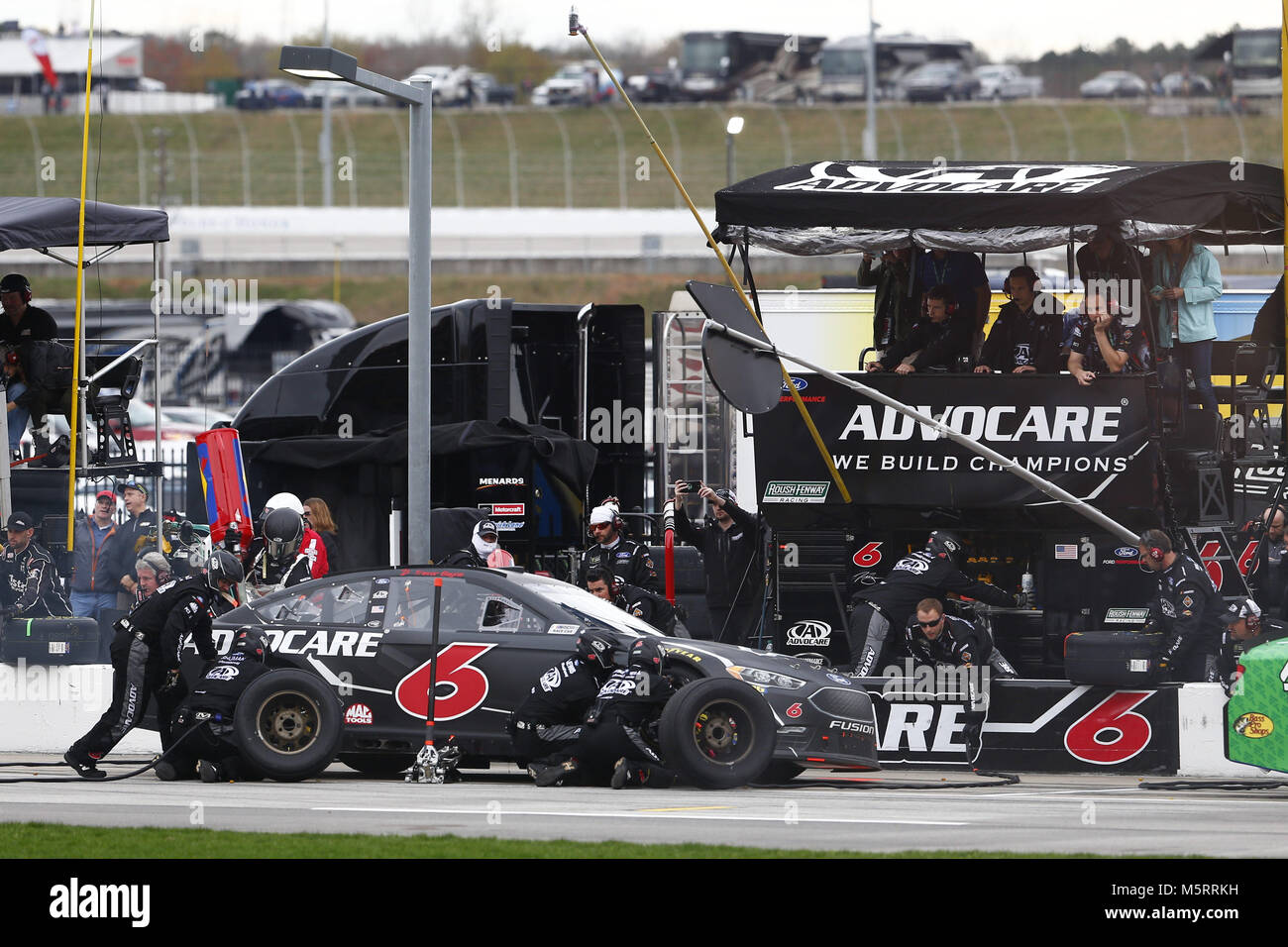 Hampton, Virginia, USA. Feb 25, 2018. 25 février 2018 - Hampton, New York, USA : Trevor Bayne (6) est une route à ciel ouvert pour des services en les plis d'honneur QuikTrip 500 à Atlanta Motor Speedway à Hampton, en Géorgie. Crédit : Justin R. Noe Asp Inc/ASP/ZUMA/Alamy Fil Live News Banque D'Images