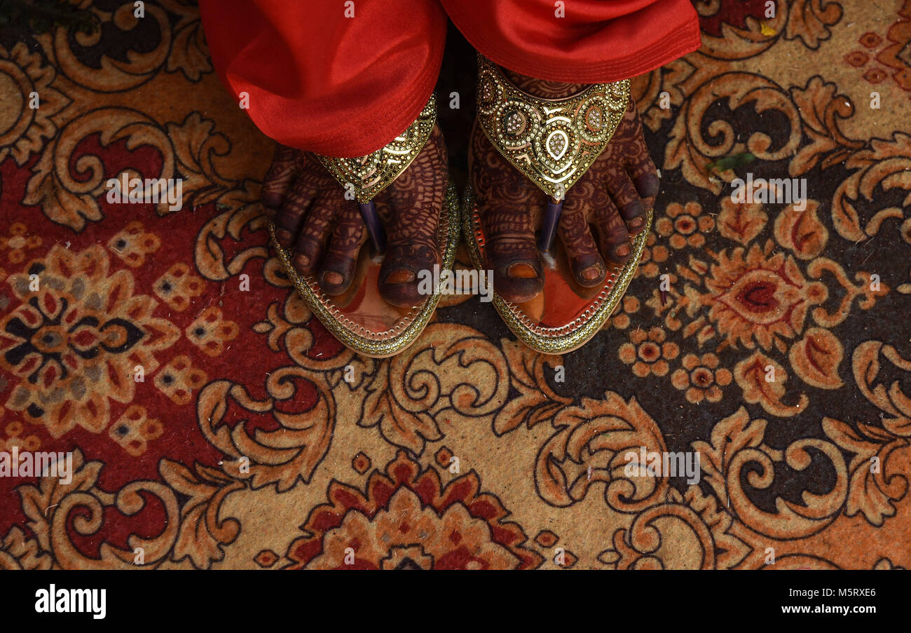 Mumbai, Inde. Feb 25, 2018. Une Indienne mariée musulmans habillés en tenue traditionnelle du mariage prend part à la 12e édition de la cérémonie de mariage de masse organisée par Hazrat Shah Saqlain Academy of India à Mumbai, Inde, le 25 février 2018. Autour de 50 couples se sont mariés à la cérémonie. Credit : Stringer/Xinhua/Alamy Live News Banque D'Images