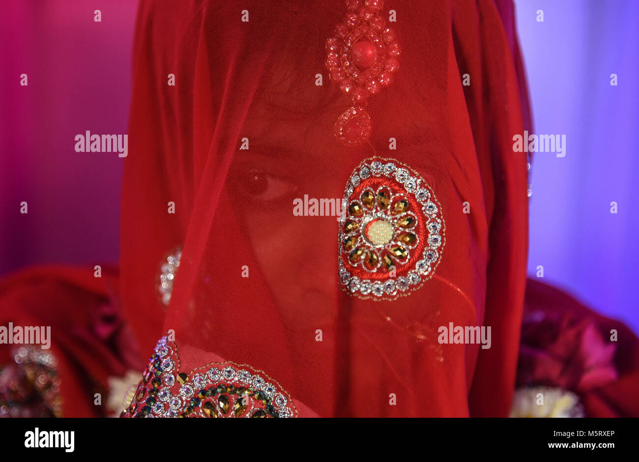 Mumbai, Inde. Feb 25, 2018. Une Indienne mariée musulmans habillés en tenue traditionnelle du mariage prend part à la 12e édition de la cérémonie de mariage de masse organisée par Hazrat Shah Saqlain Academy of India à Mumbai, Inde, le 25 février 2018. Autour de 50 couples se sont mariés à la cérémonie. Credit : Stringer/Xinhua/Alamy Live News Banque D'Images