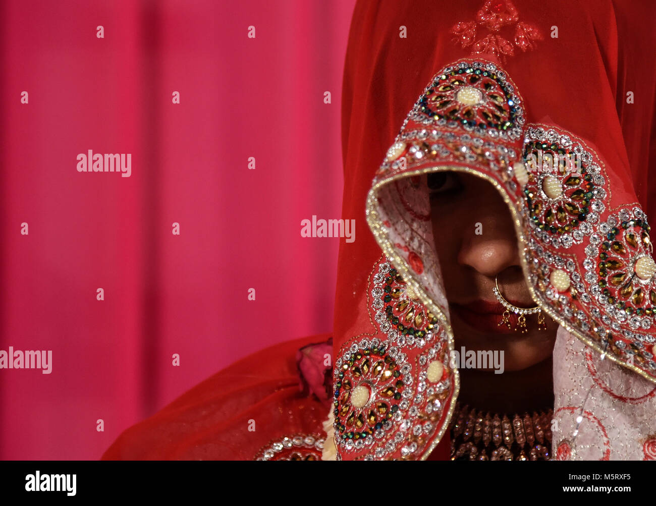 Mumbai Inde Feb 25 2018 Une Indienne Mariee Musulmans Habilles En Tenue Traditionnelle Du Mariage Prend Part A La 12e Edition De La Ceremonie De Mariage De Masse Organisee Par Hazrat Shah