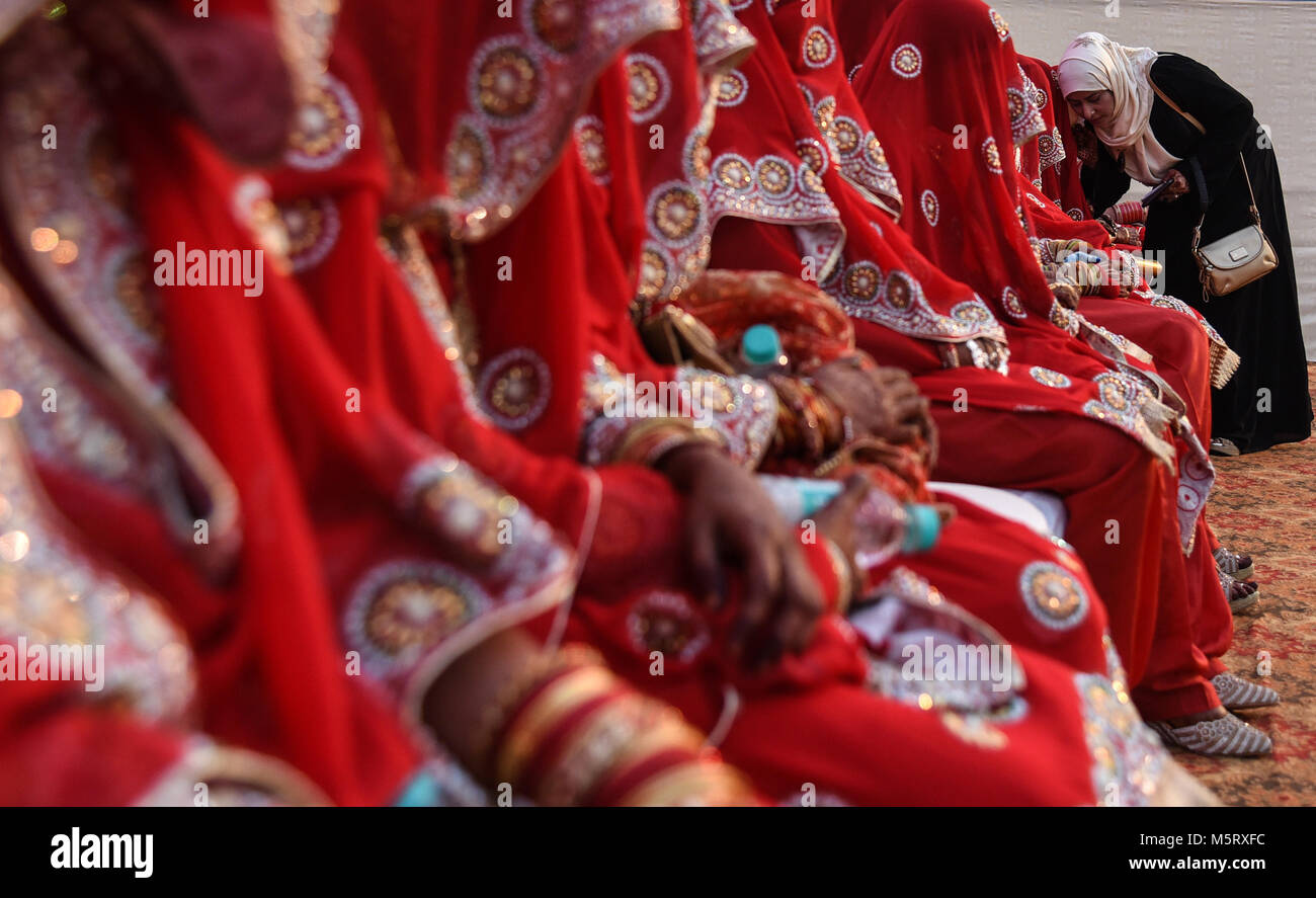 Mumbai, Inde. Feb 25, 2018. Épouses musulmanes indiennes habillés en costume traditionnel, prendre part à la 12e édition de la cérémonie de mariage de masse organisée par Hazrat Shah Saqlain Academy of India à Mumbai, Inde, le 25 février 2018. Autour de 50 couples se sont mariés à la cérémonie. Credit : Stringer/Xinhua/Alamy Live News Banque D'Images