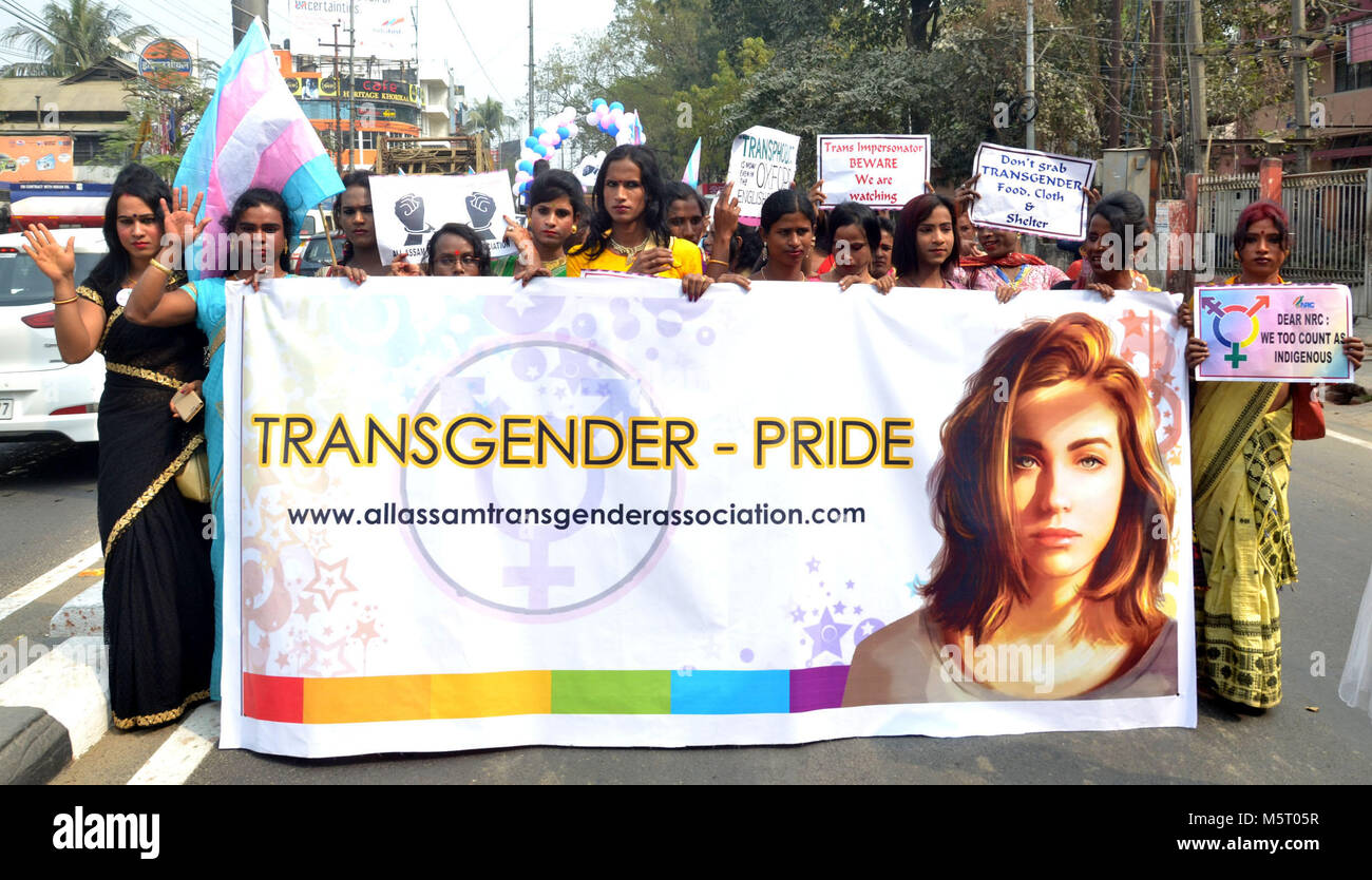 Guwahati, Assam, Inde. Feb 25, 2018. Les membres de la communauté transgenre et de supports à pied au cours d'une manifestation contre les transgenres (Protection des droits) Le projet de loi 2016. Crédit : David Talukdar/Alamy Live News Banque D'Images