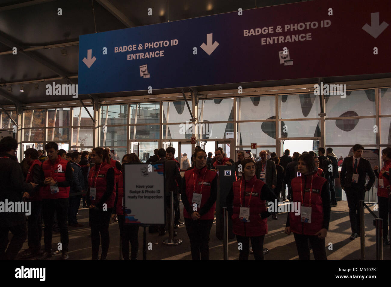 Barcelone, Espagne. 26 févr., 2018. Le Mobile World Congress 2018 (MWC), la plus importante foire commerciale de la technologie mobile dans le monde, n'est tenue à Barcelone une fois encore avec de grandes mesures de sécurité. Le congrès débute ce lundi à Barcelone et a surmonté les succès de la dernière édition. Les principales marques du secteur (Sony, Samsung, Huawei, LG ...) présenteront leur nouveau 'smartphones' ainsi que des outils technologiques appliqués à l'industrie. Crédit : Charlie Perez/Alamy Live News Banque D'Images