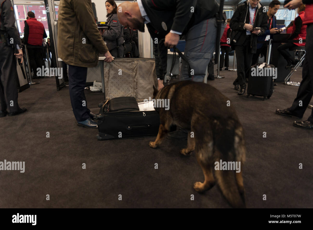 Barcelone, Espagne. 26 févr., 2018. Le Mobile World Congress 2018 (MWC), la plus importante foire commerciale de la technologie mobile dans le monde, n'est tenue à Barcelone une fois encore avec de grandes mesures de sécurité. Le congrès débute ce lundi à Barcelone et a surmonté les succès de la dernière édition. Les principales marques du secteur (Sony, Samsung, Huawei, LG ...) présenteront leur nouveau 'smartphones' ainsi que des outils technologiques appliqués à l'industrie. Crédit : Charlie Perez/Alamy Live News Banque D'Images