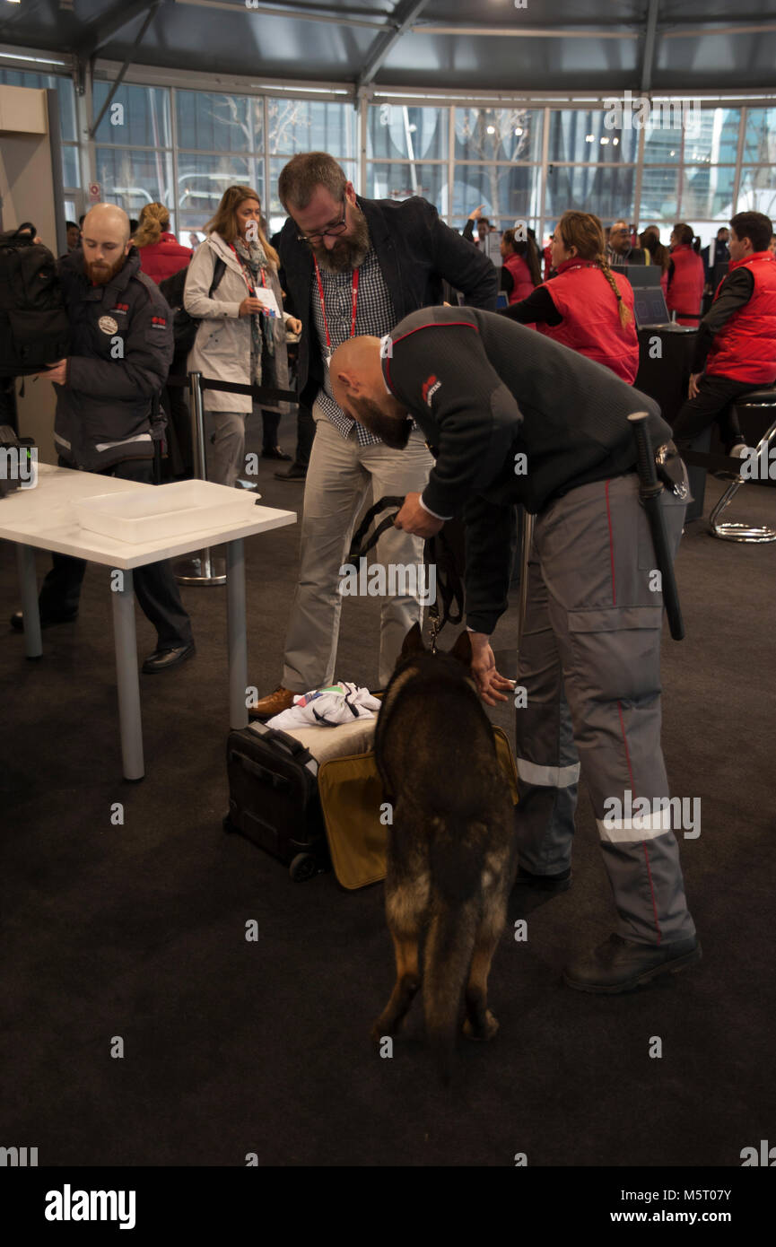 Barcelone, Espagne. 26 févr., 2018. Le Mobile World Congress 2018 (MWC), la plus importante foire commerciale de la technologie mobile dans le monde, n'est tenue à Barcelone une fois encore avec de grandes mesures de sécurité. Le congrès débute ce lundi à Barcelone et a surmonté les succès de la dernière édition. Les principales marques du secteur (Sony, Samsung, Huawei, LG ...) présenteront leur nouveau 'smartphones' ainsi que des outils technologiques appliqués à l'industrie. Crédit : Charlie Perez/Alamy Live News Banque D'Images