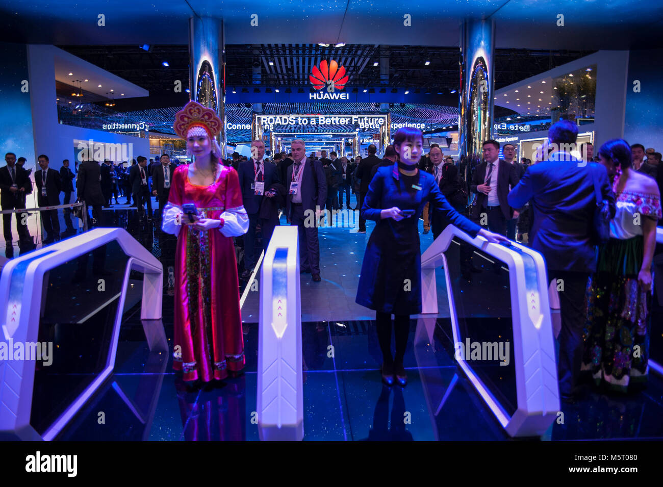 Barcelone, Espagne. 26 févr., 2018. Le Mobile World Congress 2018 (MWC), la plus importante foire commerciale de la technologie mobile dans le monde, n'est tenue à Barcelone une fois encore avec de grandes mesures de sécurité. Le congrès débute ce lundi à Barcelone et a surmonté les succès de la dernière édition. Les principales marques du secteur (Sony, Samsung, Huawei, LG ...) présenteront leur nouveau 'smartphones' ainsi que des outils technologiques appliqués à l'industrie. Crédit : Charlie Perez/Alamy Live News Banque D'Images