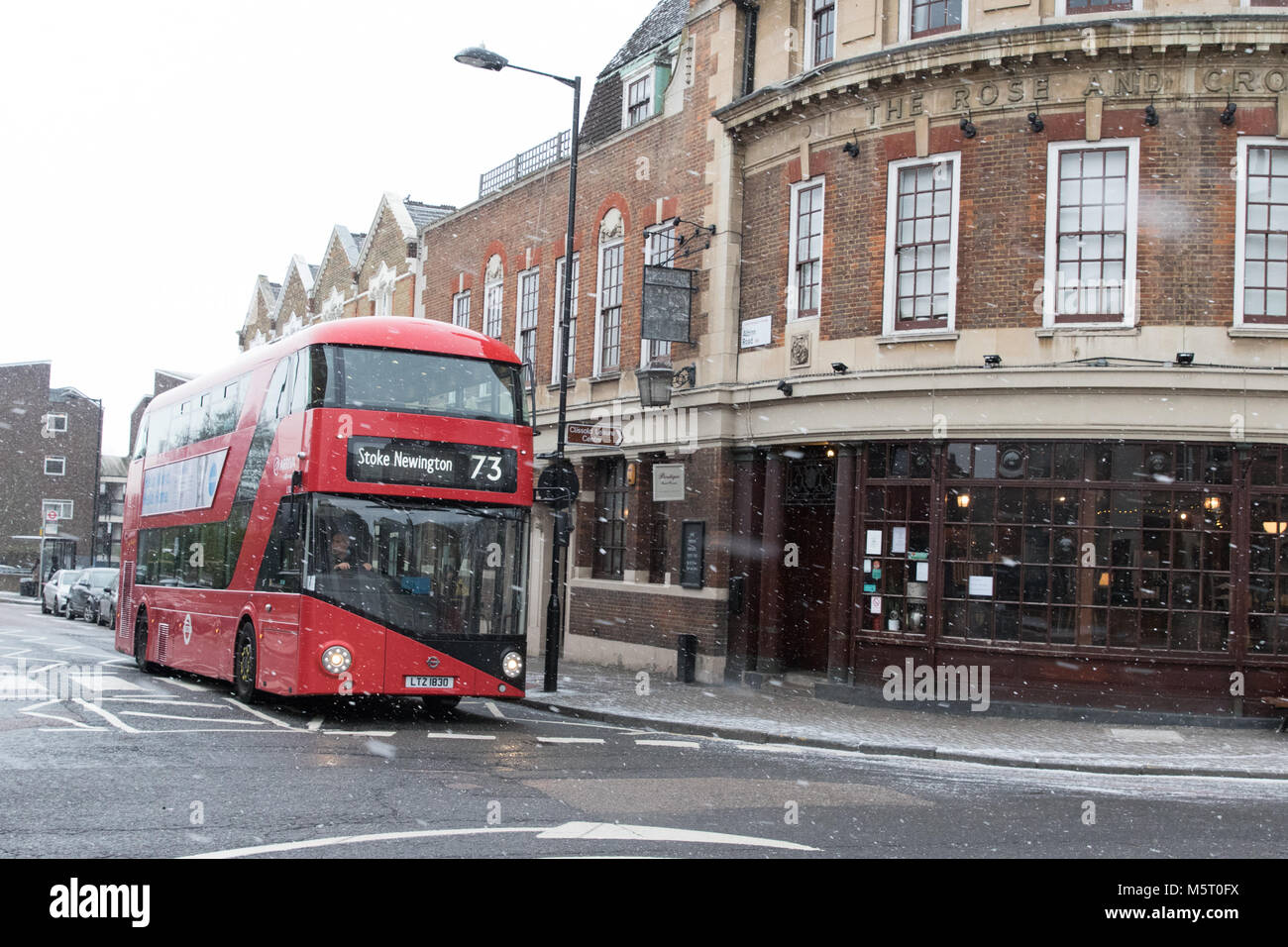 Londres, Royaume-Uni. 26 février 2018. Météo britannique. La neige à Stoke Newington. Ion dans la neige Bus Stoke Newington Church Street comme la "bête de l'Est' arrive.. Credit : Carol Moir/Alamy Live News. Banque D'Images