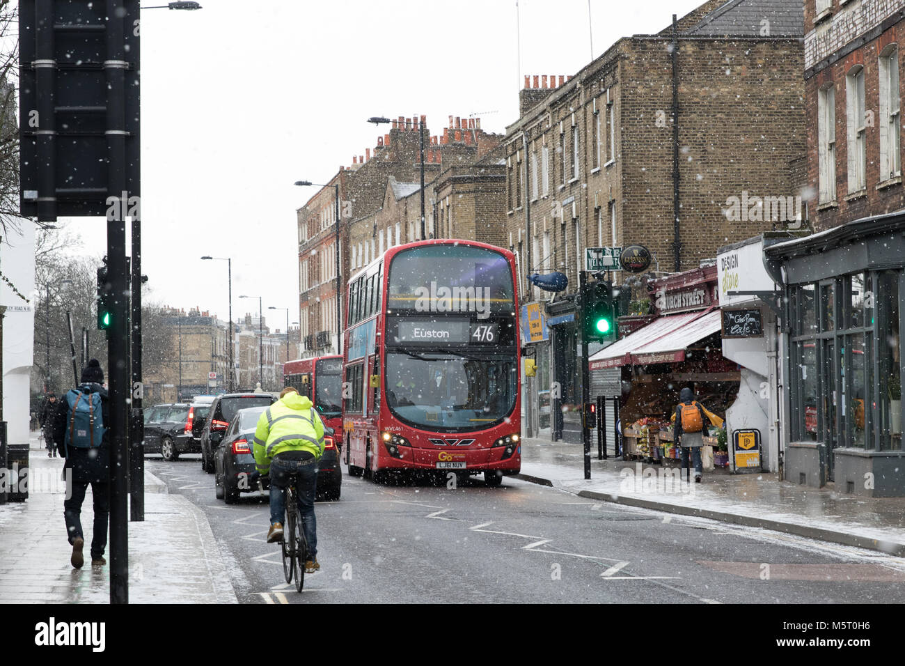 Londres, Royaume-Uni. 26 février 2018. Météo britannique. Dans la neige, comme Stoke Newington la "bête de l'Est' arrive. Les lecteurs d'autobus dans la neige sur Stoke Newington Church Street. Credit : Carol Moir/Alamy Live News. Banque D'Images