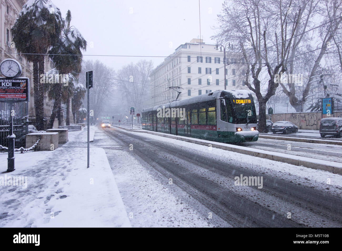 Rome, Italie. Feb 26, 2018. Les transports publics en vertu de la neige qui tombe dans le Viale Trastevere Crédit : marco varrone/Alamy Live News Banque D'Images