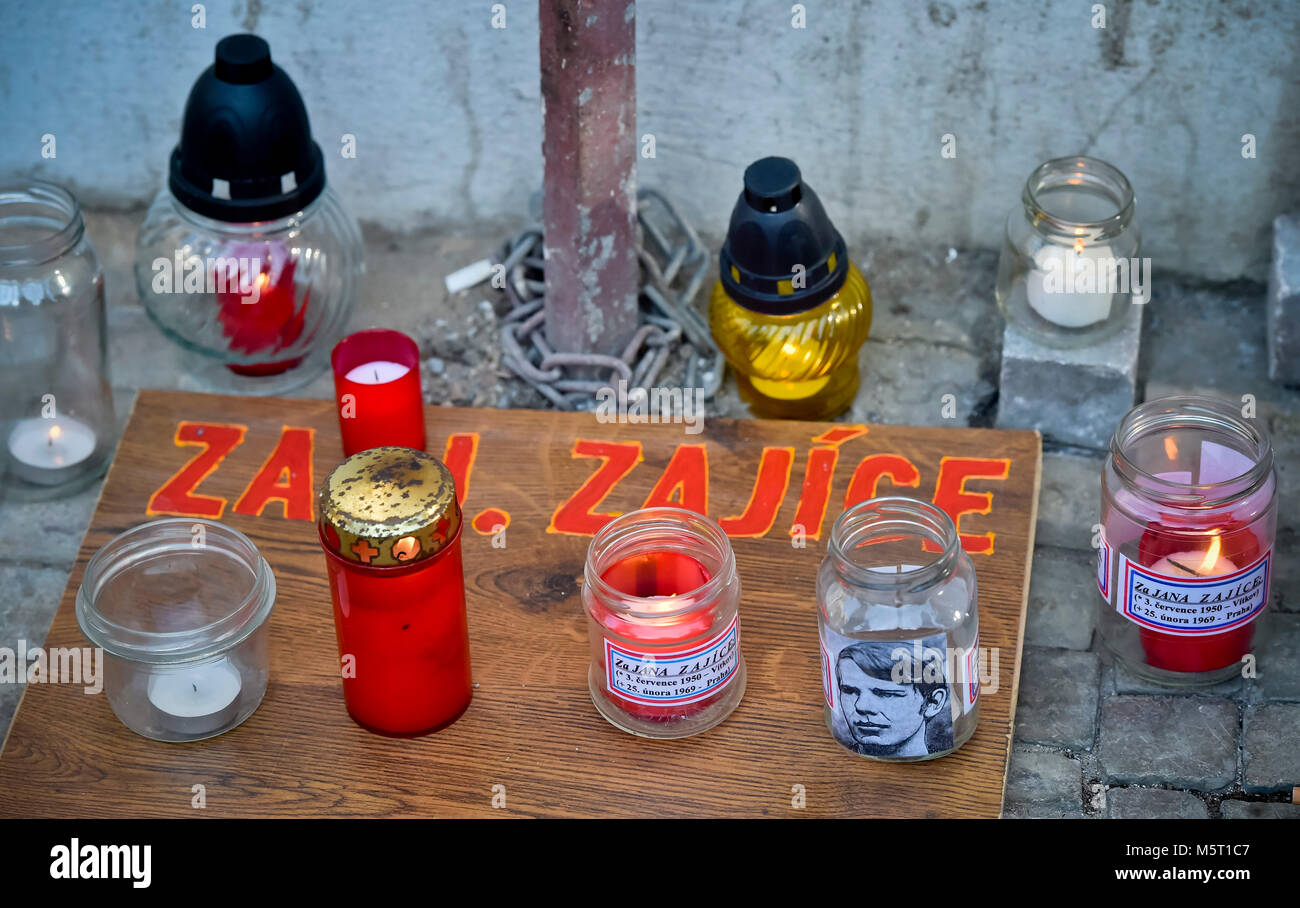 La place Venceslas, à Prague. Feb 25, 2018. 30 personnes se sont réunies sur la place Venceslas, à Prague, République tchèque, le 25 février 2018, à l'occasion de Jan Zajic, un étudiant de 18 ans qui s'est immolé de feu le 25 février 1969. Il a suivi l'exemple de Jan Palach, une étudiante de 20 ans, qui s'est brulé à mort en janvier 1969 à rouse la société de léthargie suite à la 1968-soviétique a conduit les troupes du Pacte de Varsovie que l'invasion de la Tchécoslovaquie du Printemps de Prague a écrasé le mouvement de réforme dirigé par des communistes. Photo : CTK Vit Simanek/Photo/Alamy Live News Banque D'Images