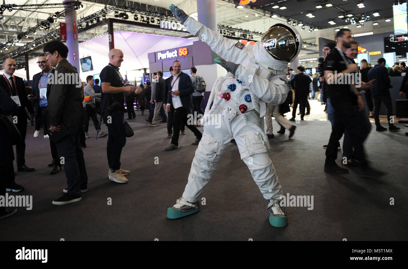 26 février 2018, l'Espagne, Barcelone : Un employé de Samsung annonce la nouvelle expérience de réalité virtuelle dans un costume d'astronaute au Mobile World Congress 2018. Photo : Andrej Sokolow/dpa Banque D'Images