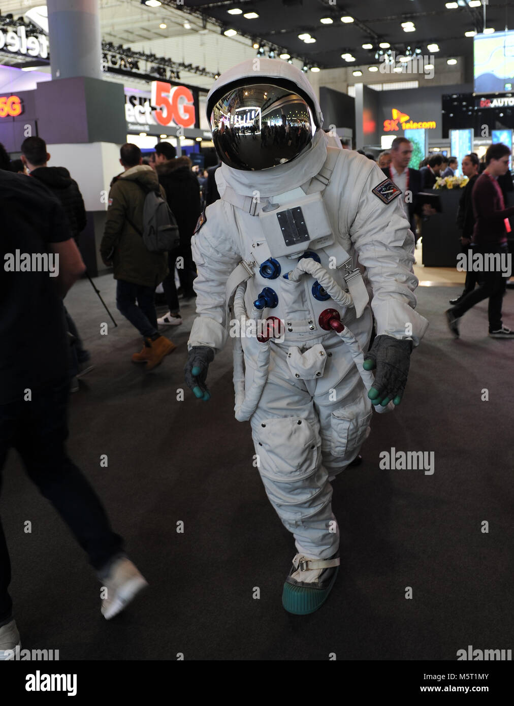 26 février 2018, l'Espagne, Barcelone : Un employé de Samsung annonce la nouvelle expérience de réalité virtuelle dans un costume d'astronaute au Mobile World Congress 2018. Photo : Andrej Sokolow/dpa Banque D'Images