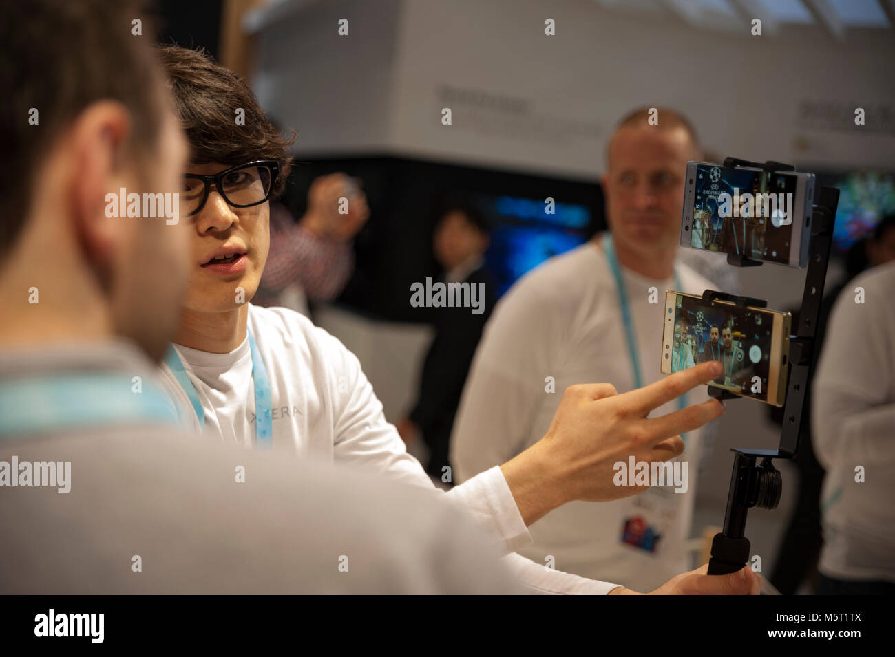 Barcelone, Espagne. 26 févr., 2018. Un spécialiste de Sony explique les caractéristiques de la nouvelle caméra Sony experia ZX2 à un adjoint au Congrès mondial tout en prenant un mobile. selfies Le congrès débute ce lundi à Barcelone et a surmonté les succès de la dernière édition. Crédit : Charlie Perez/Alamy Live News Banque D'Images